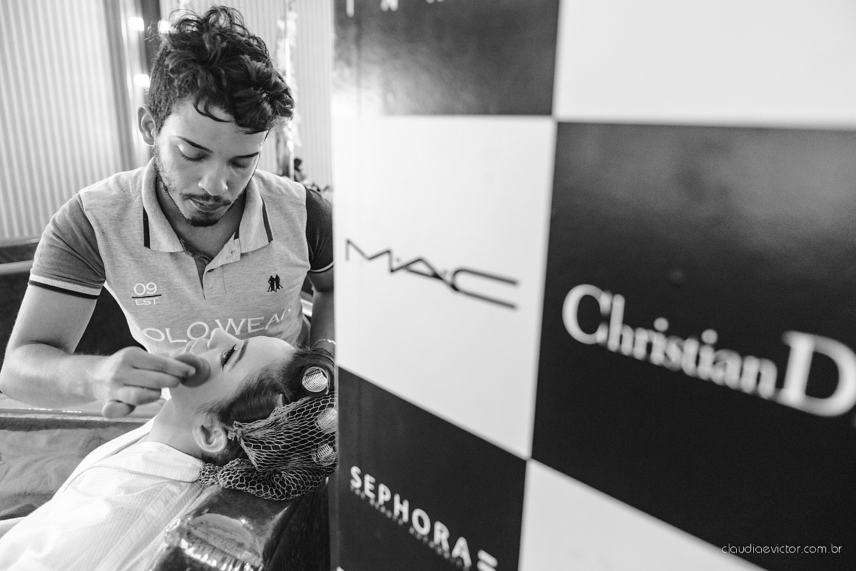 Lindo casamento realizado de dia num sítio com primeiro beijo vestido de noiva e noivo e noiva com pulo na piscina realizado por fotógrafos de casamento de Vila Velha fotógrafos de casamento de Vitória fotógrafos de casamento de Serra espirito santo ES