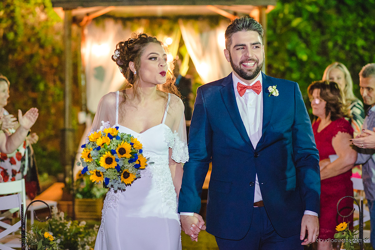 Lindo casamento realizado de dia num sítio com primeiro beijo vestido de noiva e noivo e noiva com pulo na piscina realizado por fotógrafos de casamento de Vila Velha fotógrafos de casamento de Vitória fotógrafos de casamento de Serra espirito santo ES