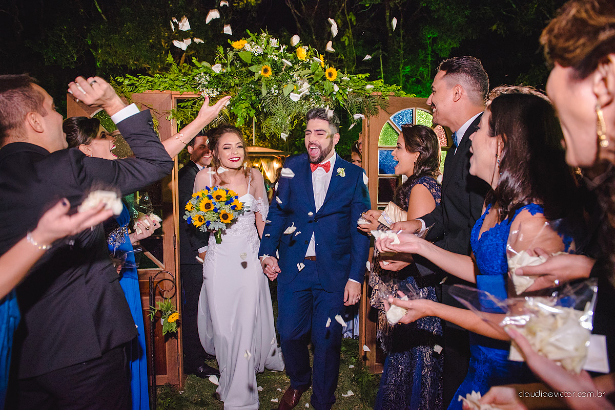 Lindo casamento realizado de dia num sítio com primeiro beijo vestido de noiva e noivo e noiva com pulo na piscina realizado por fotógrafos de casamento de Vila Velha fotógrafos de casamento de Vitória fotógrafos de casamento de Serra espirito santo ES