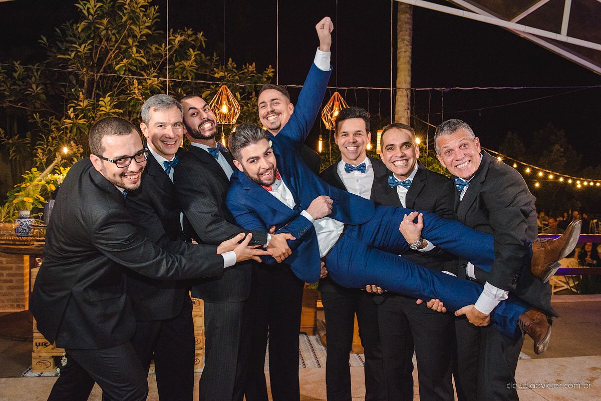 Lindo casamento realizado de dia num sítio com primeiro beijo vestido de noiva e noivo e noiva com pulo na piscina realizado por fotógrafos de casamento de Vila Velha fotógrafos de casamento de Vitória fotógrafos de casamento de Serra espirito santo ES