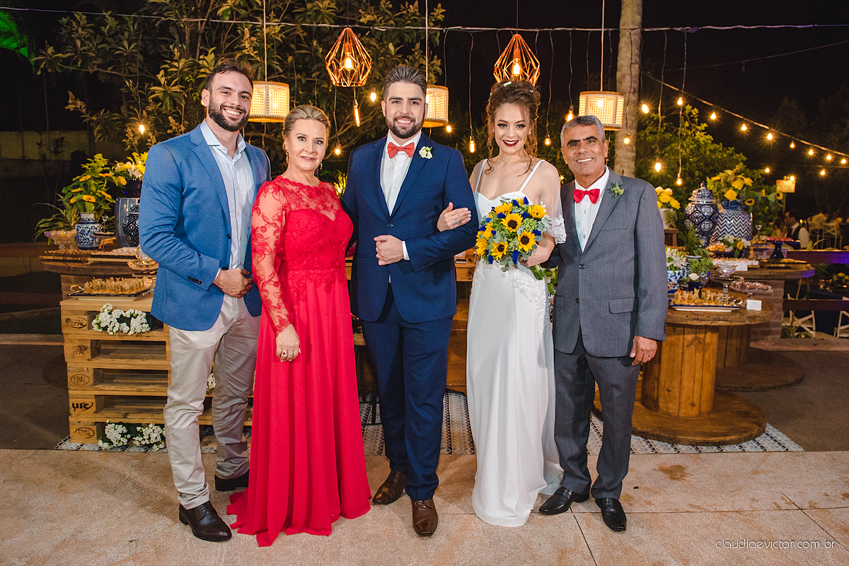 Lindo casamento realizado de dia num sítio com primeiro beijo vestido de noiva e noivo e noiva com pulo na piscina realizado por fotógrafos de casamento de Vila Velha fotógrafos de casamento de Vitória fotógrafos de casamento de Serra espirito santo ES