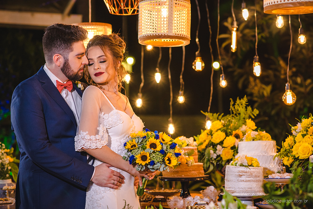 Lindo casamento realizado de dia num sítio com primeiro beijo vestido de noiva e noivo e noiva com pulo na piscina realizado por fotógrafos de casamento de Vila Velha fotógrafos de casamento de Vitória fotógrafos de casamento de Serra espirito santo ES