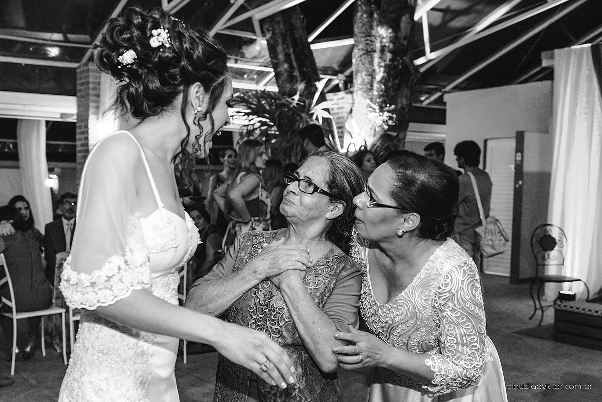 Lindo casamento realizado de dia num sítio com primeiro beijo vestido de noiva e noivo e noiva com pulo na piscina realizado por fotógrafos de casamento de Vila Velha fotógrafos de casamento de Vitória fotógrafos de casamento de Serra espirito santo ES