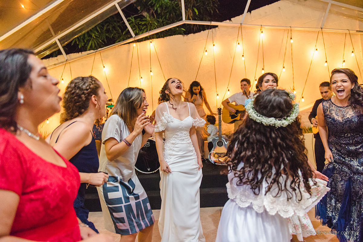 Lindo casamento realizado de dia num sítio com primeiro beijo vestido de noiva e noivo e noiva com pulo na piscina realizado por fotógrafos de casamento de Vila Velha fotógrafos de casamento de Vitória fotógrafos de casamento de Serra espirito santo ES