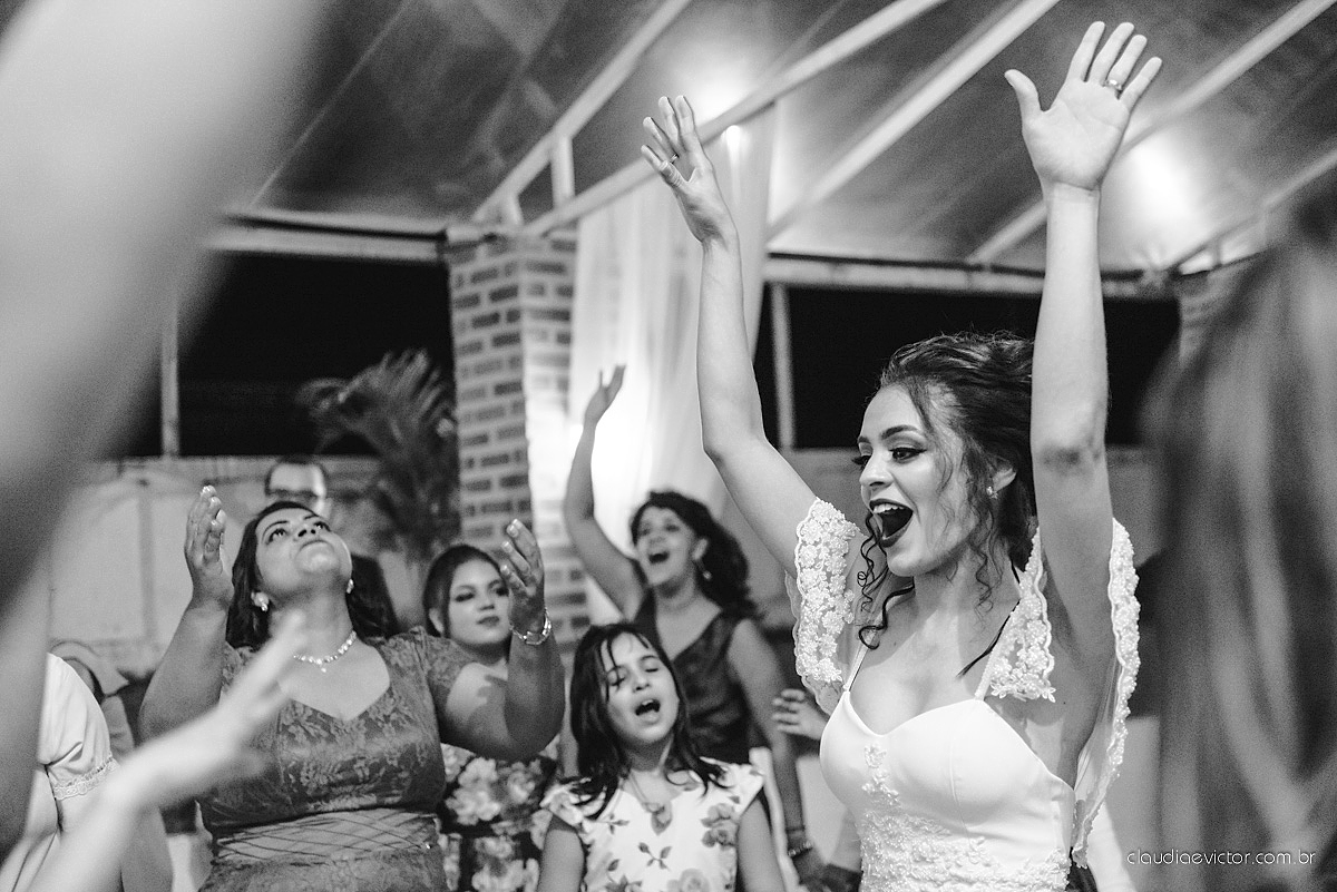 Lindo casamento realizado de dia num sítio com primeiro beijo vestido de noiva e noivo e noiva com pulo na piscina realizado por fotógrafos de casamento de Vila Velha fotógrafos de casamento de Vitória fotógrafos de casamento de Serra espirito santo ES