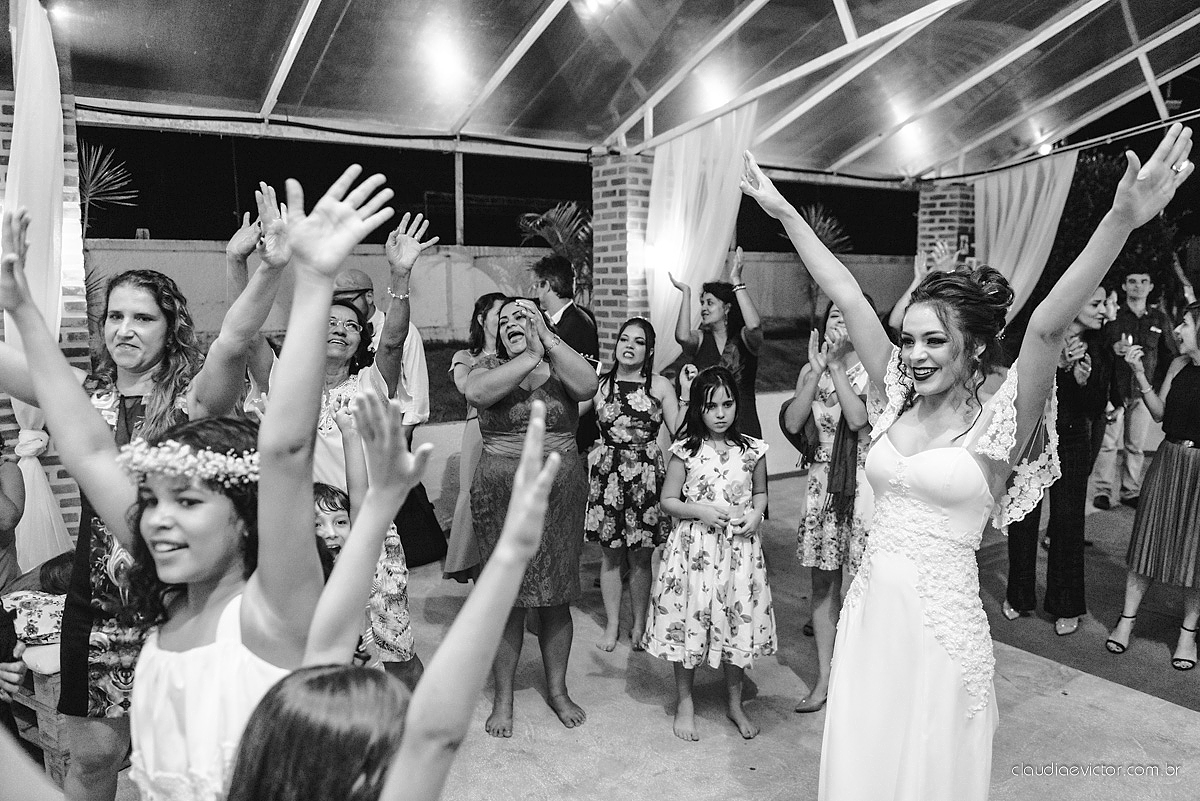 Lindo casamento realizado de dia num sítio com primeiro beijo vestido de noiva e noivo e noiva com pulo na piscina realizado por fotógrafos de casamento de Vila Velha fotógrafos de casamento de Vitória fotógrafos de casamento de Serra espirito santo ES