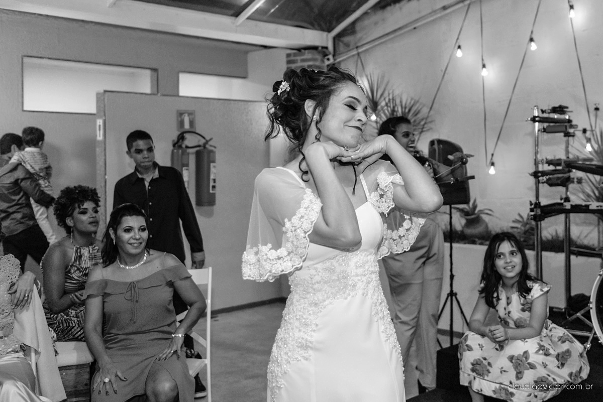Lindo casamento realizado de dia num sítio com primeiro beijo vestido de noiva e noivo e noiva com pulo na piscina realizado por fotógrafos de casamento de Vila Velha fotógrafos de casamento de Vitória fotógrafos de casamento de Serra espirito santo ES