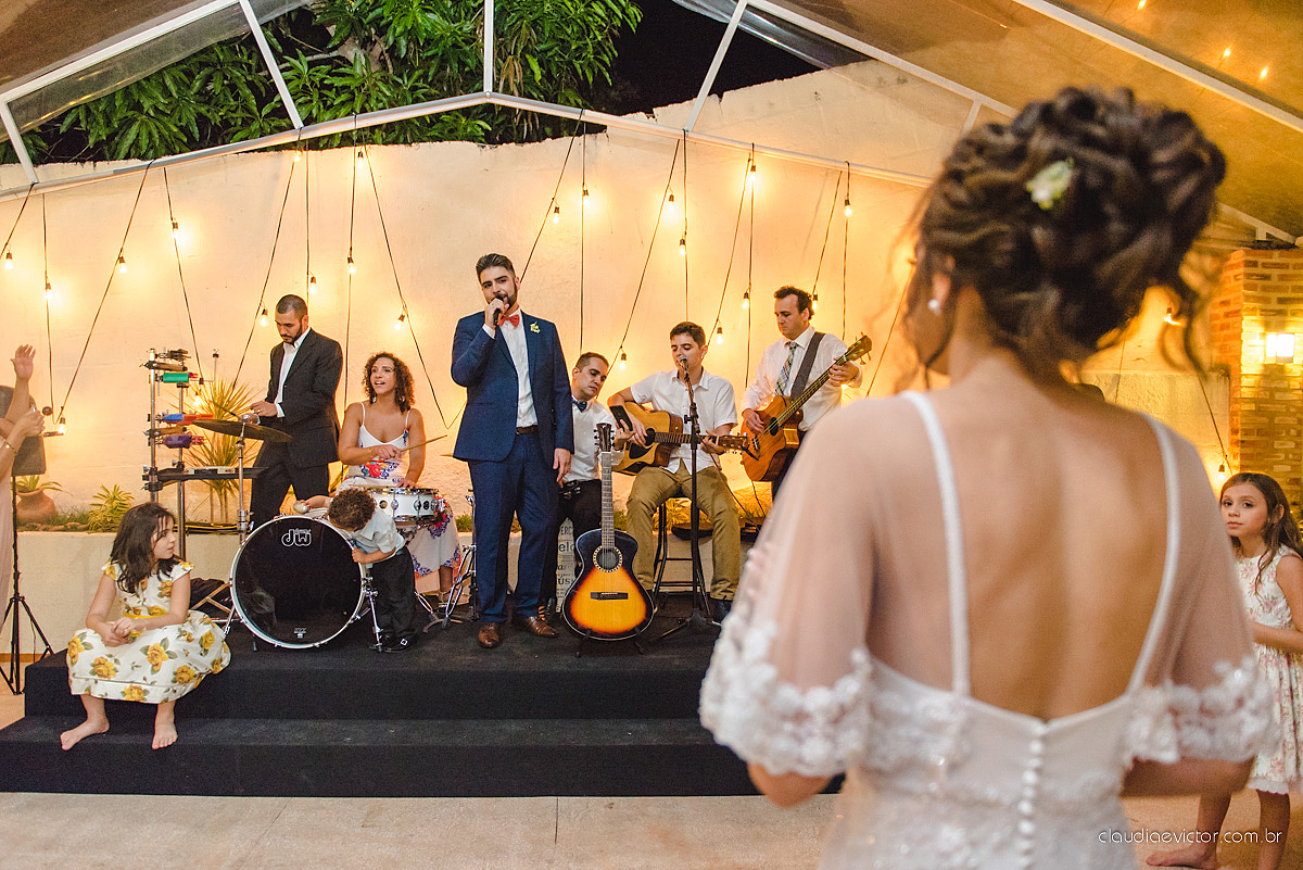 Lindo casamento realizado de dia num sítio com primeiro beijo vestido de noiva e noivo e noiva com pulo na piscina realizado por fotógrafos de casamento de Vila Velha fotógrafos de casamento de Vitória fotógrafos de casamento de Serra espirito santo ES