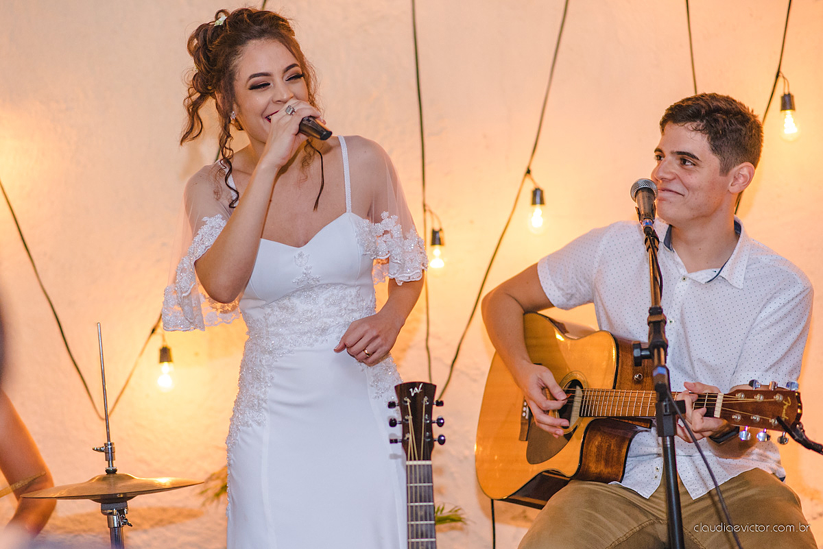Lindo casamento realizado de dia num sítio com primeiro beijo vestido de noiva e noivo e noiva com pulo na piscina realizado por fotógrafos de casamento de Vila Velha fotógrafos de casamento de Vitória fotógrafos de casamento de Serra espirito santo ES