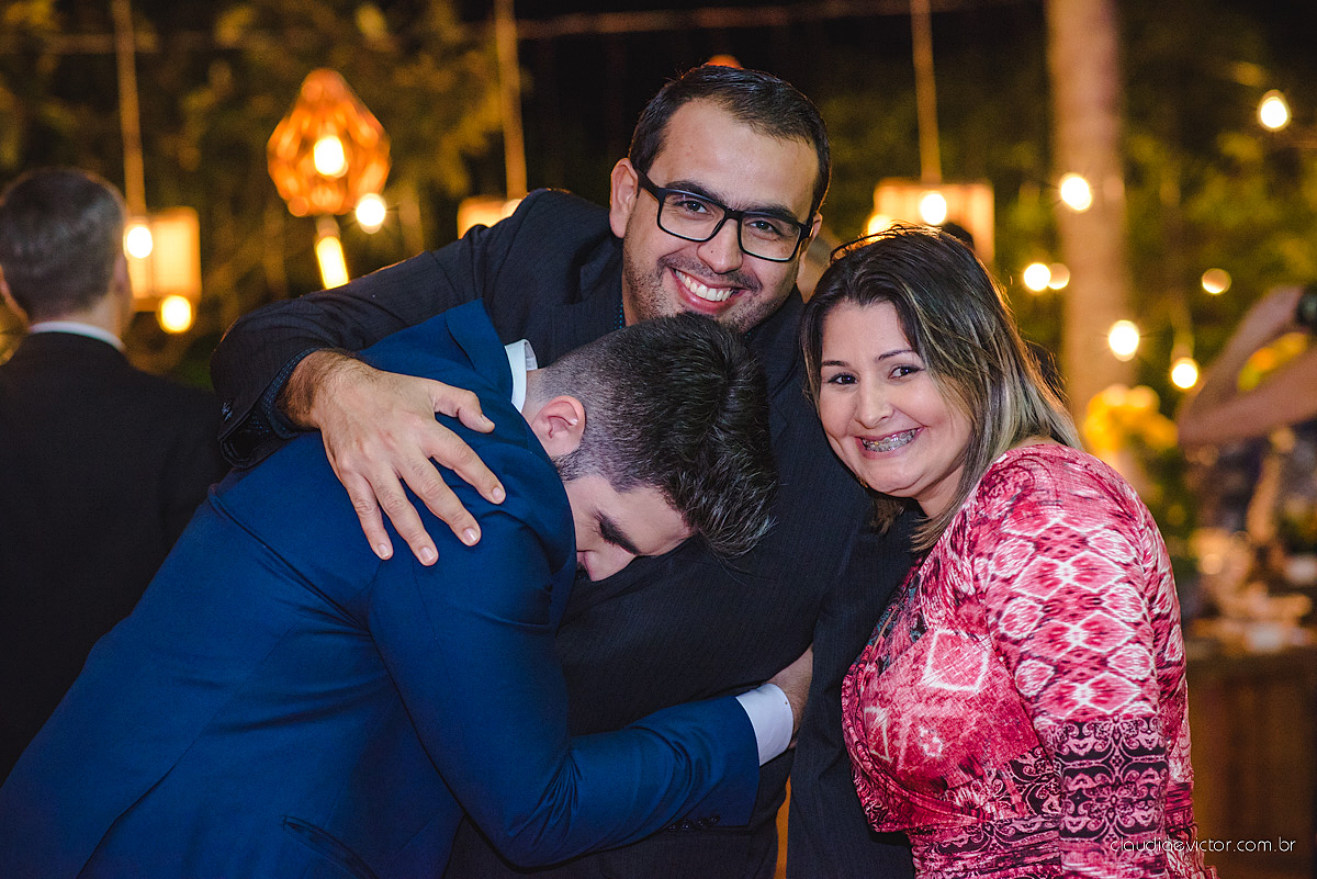 Lindo casamento realizado de dia num sítio com primeiro beijo vestido de noiva e noivo e noiva com pulo na piscina realizado por fotógrafos de casamento de Vila Velha fotógrafos de casamento de Vitória fotógrafos de casamento de Serra espirito santo ES