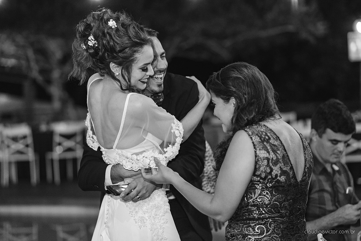 Lindo casamento realizado de dia num sítio com primeiro beijo vestido de noiva e noivo e noiva com pulo na piscina realizado por fotógrafos de casamento de Vila Velha fotógrafos de casamento de Vitória fotógrafos de casamento de Serra espirito santo ES