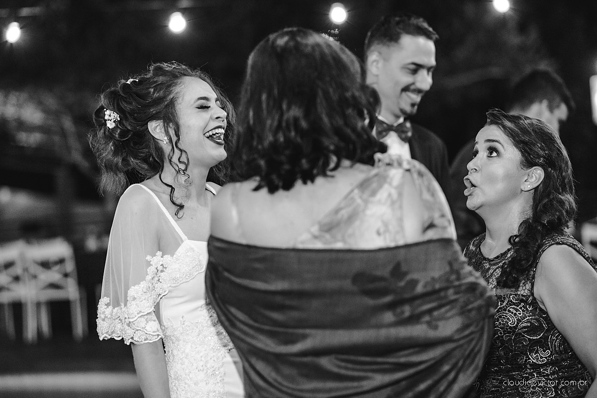 Lindo casamento realizado de dia num sítio com primeiro beijo vestido de noiva e noivo e noiva com pulo na piscina realizado por fotógrafos de casamento de Vila Velha fotógrafos de casamento de Vitória fotógrafos de casamento de Serra espirito santo ES