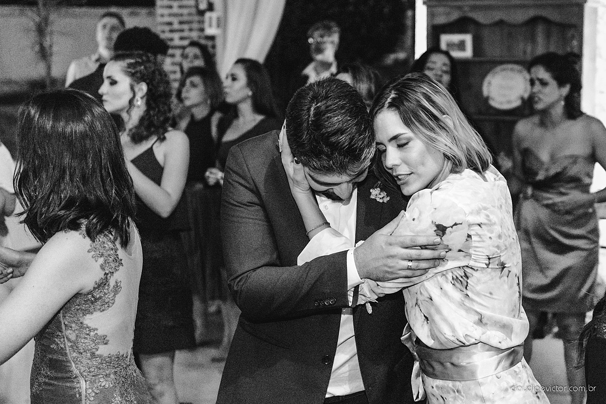 Lindo casamento realizado de dia num sítio com primeiro beijo vestido de noiva e noivo e noiva com pulo na piscina realizado por fotógrafos de casamento de Vila Velha fotógrafos de casamento de Vitória fotógrafos de casamento de Serra espirito santo ES