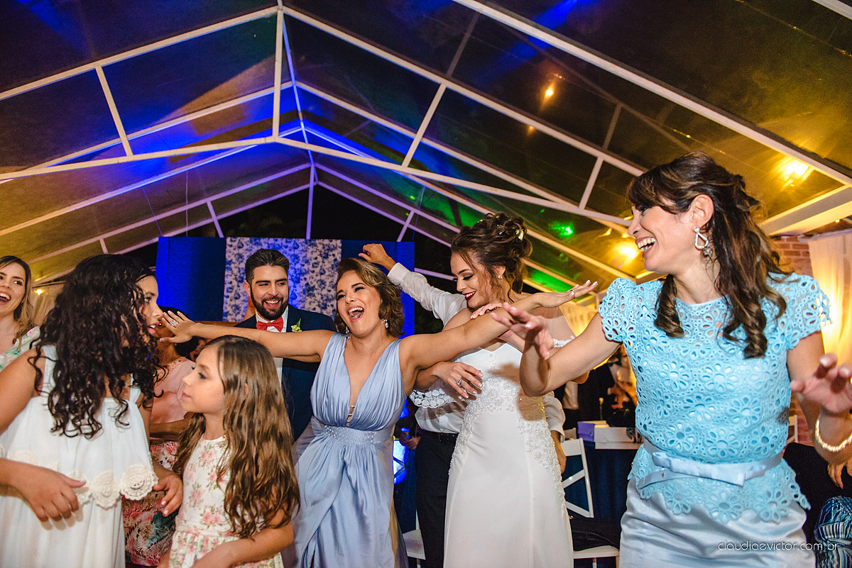 Lindo casamento realizado de dia num sítio com primeiro beijo vestido de noiva e noivo e noiva com pulo na piscina realizado por fotógrafos de casamento de Vila Velha fotógrafos de casamento de Vitória fotógrafos de casamento de Serra espirito santo ES