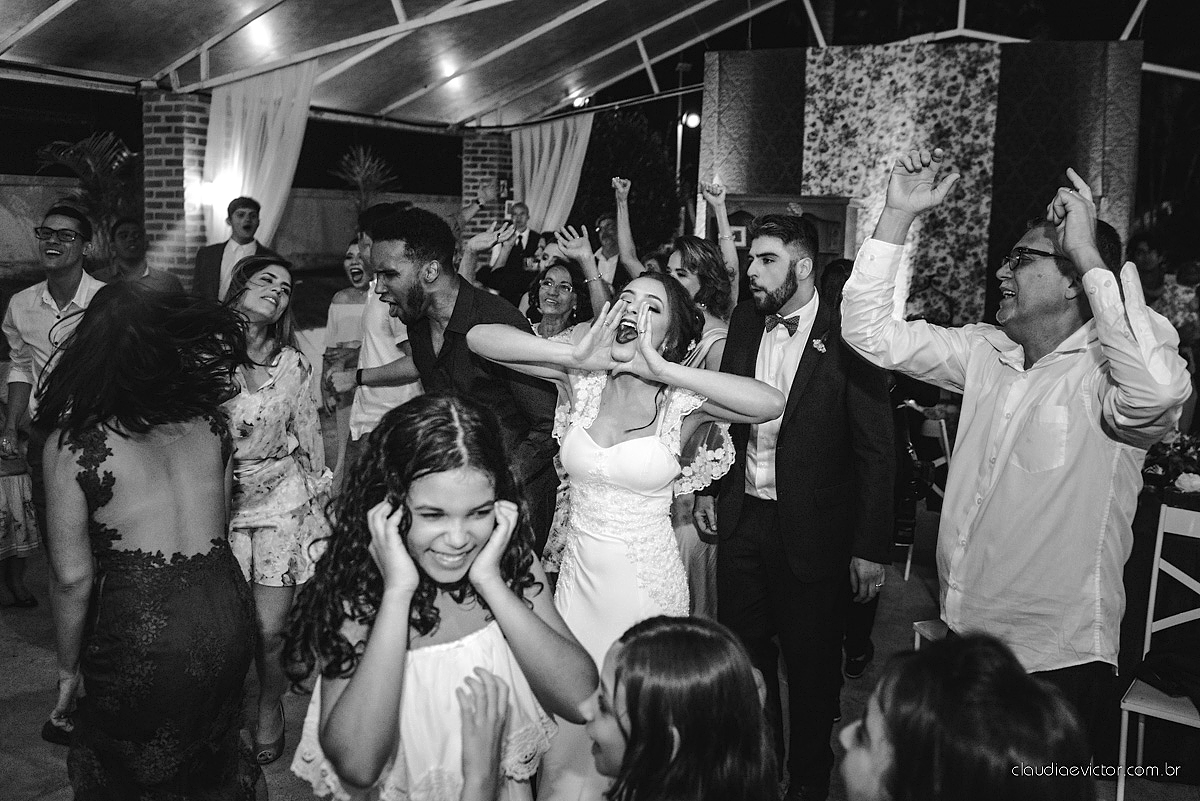 Lindo casamento realizado de dia num sítio com primeiro beijo vestido de noiva e noivo e noiva com pulo na piscina realizado por fotógrafos de casamento de Vila Velha fotógrafos de casamento de Vitória fotógrafos de casamento de Serra espirito santo ES