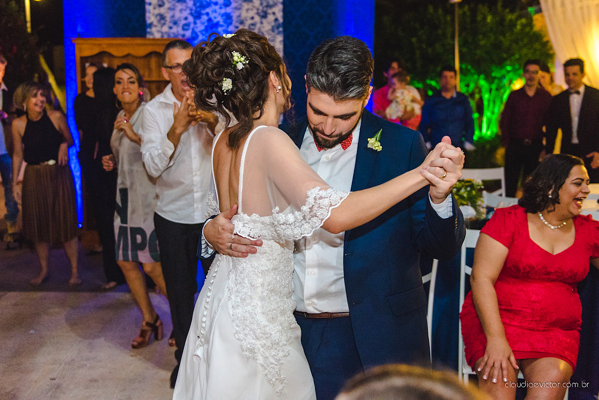 Lindo casamento realizado de dia num sítio com primeiro beijo vestido de noiva e noivo e noiva com pulo na piscina realizado por fotógrafos de casamento de Vila Velha fotógrafos de casamento de Vitória fotógrafos de casamento de Serra espirito santo ES