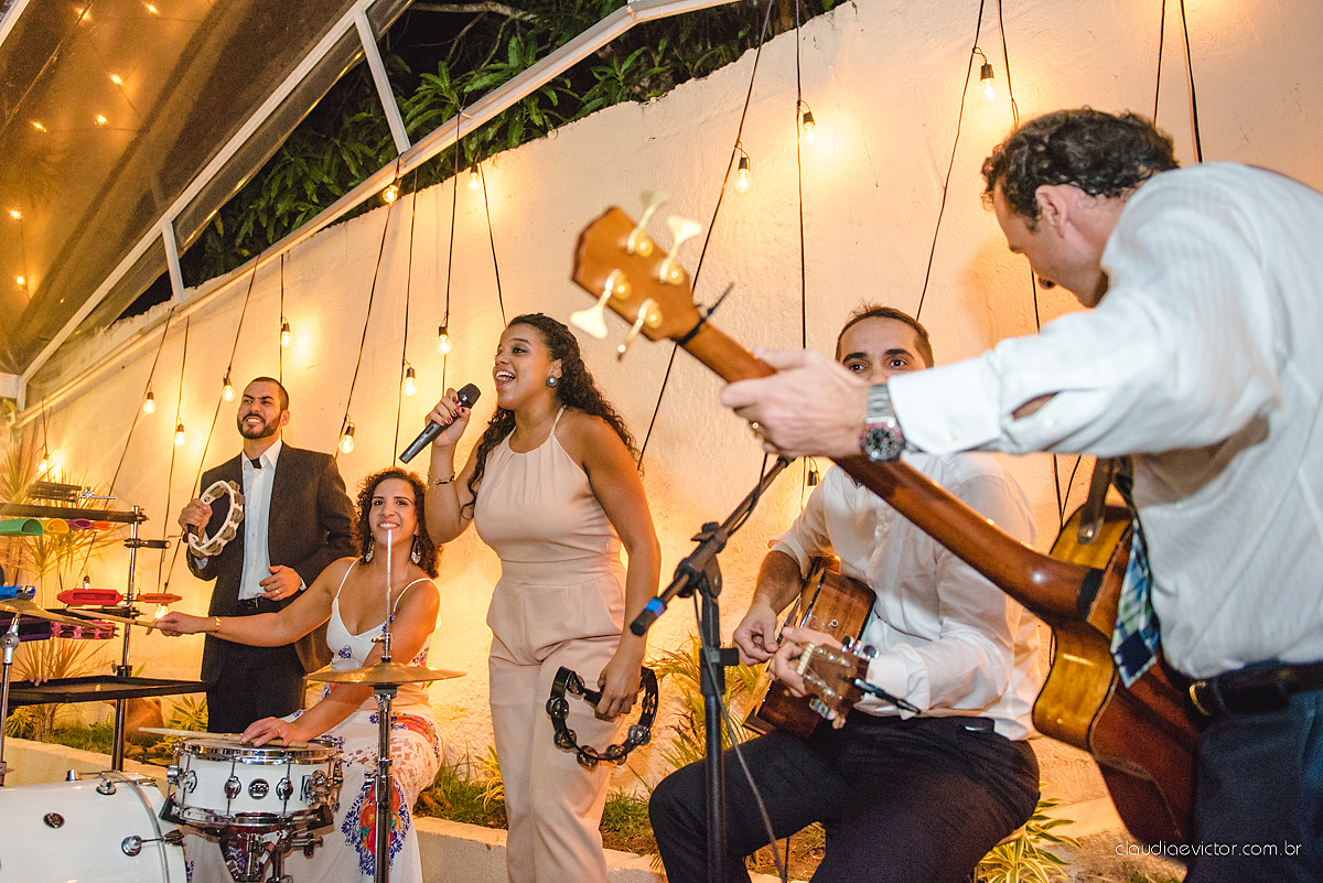 Lindo casamento realizado de dia num sítio com primeiro beijo vestido de noiva e noivo e noiva com pulo na piscina realizado por fotógrafos de casamento de Vila Velha fotógrafos de casamento de Vitória fotógrafos de casamento de Serra espirito santo ES