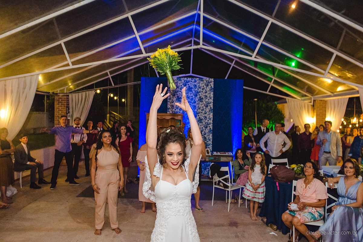 Lindo casamento realizado de dia num sítio com primeiro beijo vestido de noiva e noivo e noiva com pulo na piscina realizado por fotógrafos de casamento de Vila Velha fotógrafos de casamento de Vitória fotógrafos de casamento de Serra espirito santo ES
