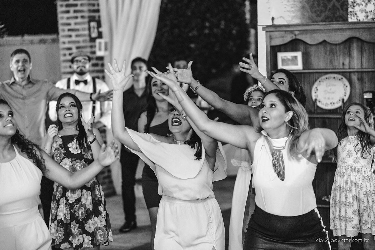 Lindo casamento realizado de dia num sítio com primeiro beijo vestido de noiva e noivo e noiva com pulo na piscina realizado por fotógrafos de casamento de Vila Velha fotógrafos de casamento de Vitória fotógrafos de casamento de Serra espirito santo ES