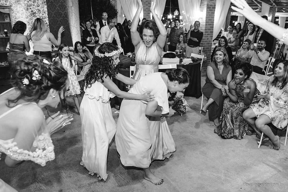 Lindo casamento realizado de dia num sítio com primeiro beijo vestido de noiva e noivo e noiva com pulo na piscina realizado por fotógrafos de casamento de Vila Velha fotógrafos de casamento de Vitória fotógrafos de casamento de Serra espirito santo ES