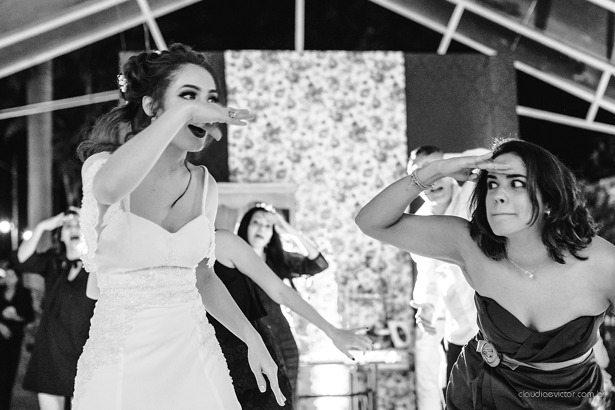 Lindo casamento realizado de dia num sítio com primeiro beijo vestido de noiva e noivo e noiva com pulo na piscina realizado por fotógrafos de casamento de Vila Velha fotógrafos de casamento de Vitória fotógrafos de casamento de Serra espirito santo ES