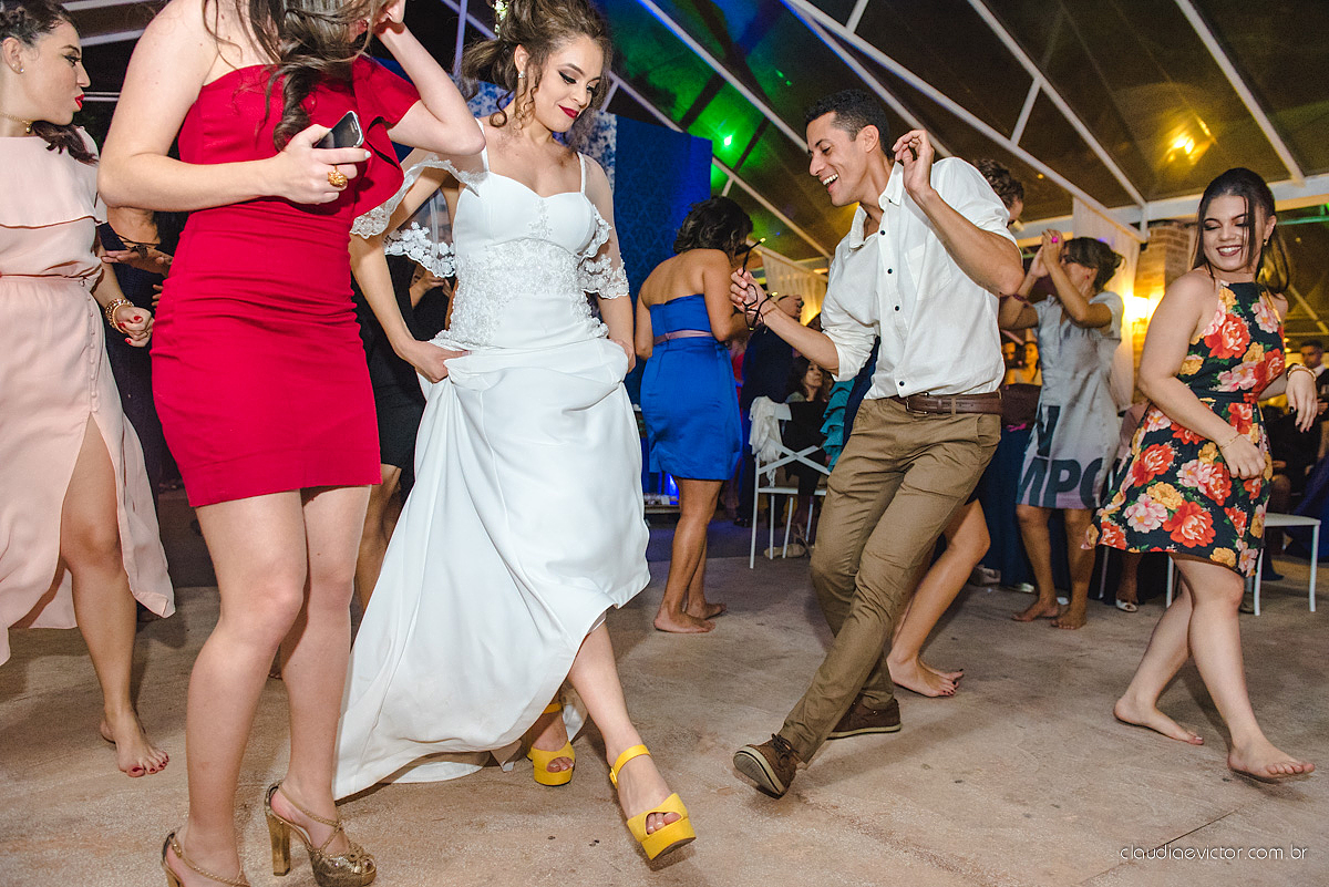Lindo casamento realizado de dia num sítio com primeiro beijo vestido de noiva e noivo e noiva com pulo na piscina realizado por fotógrafos de casamento de Vila Velha fotógrafos de casamento de Vitória fotógrafos de casamento de Serra espirito santo ES