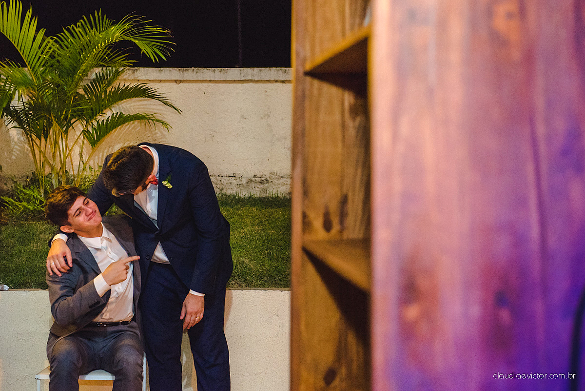 Lindo casamento realizado de dia num sítio com primeiro beijo vestido de noiva e noivo e noiva com pulo na piscina realizado por fotógrafos de casamento de Vila Velha fotógrafos de casamento de Vitória fotógrafos de casamento de Serra espirito santo ES