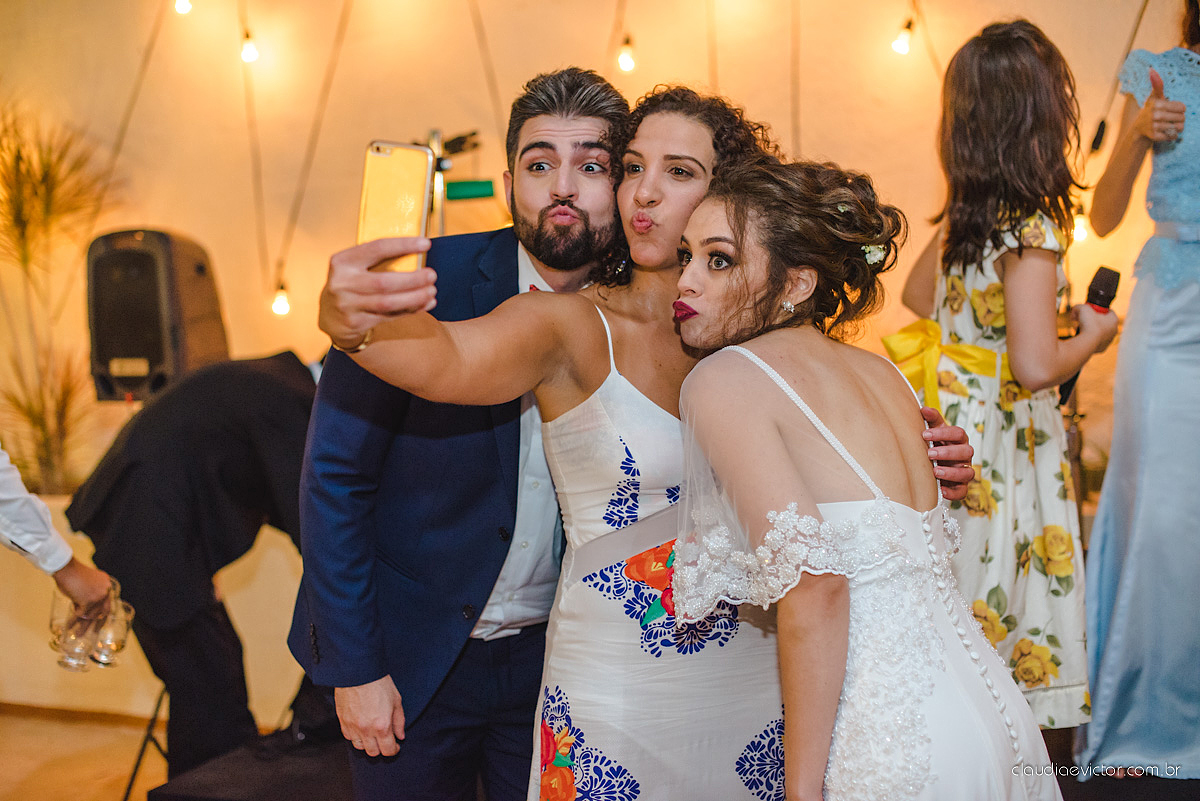 Lindo casamento realizado de dia num sítio com primeiro beijo vestido de noiva e noivo e noiva com pulo na piscina realizado por fotógrafos de casamento de Vila Velha fotógrafos de casamento de Vitória fotógrafos de casamento de Serra espirito santo ES