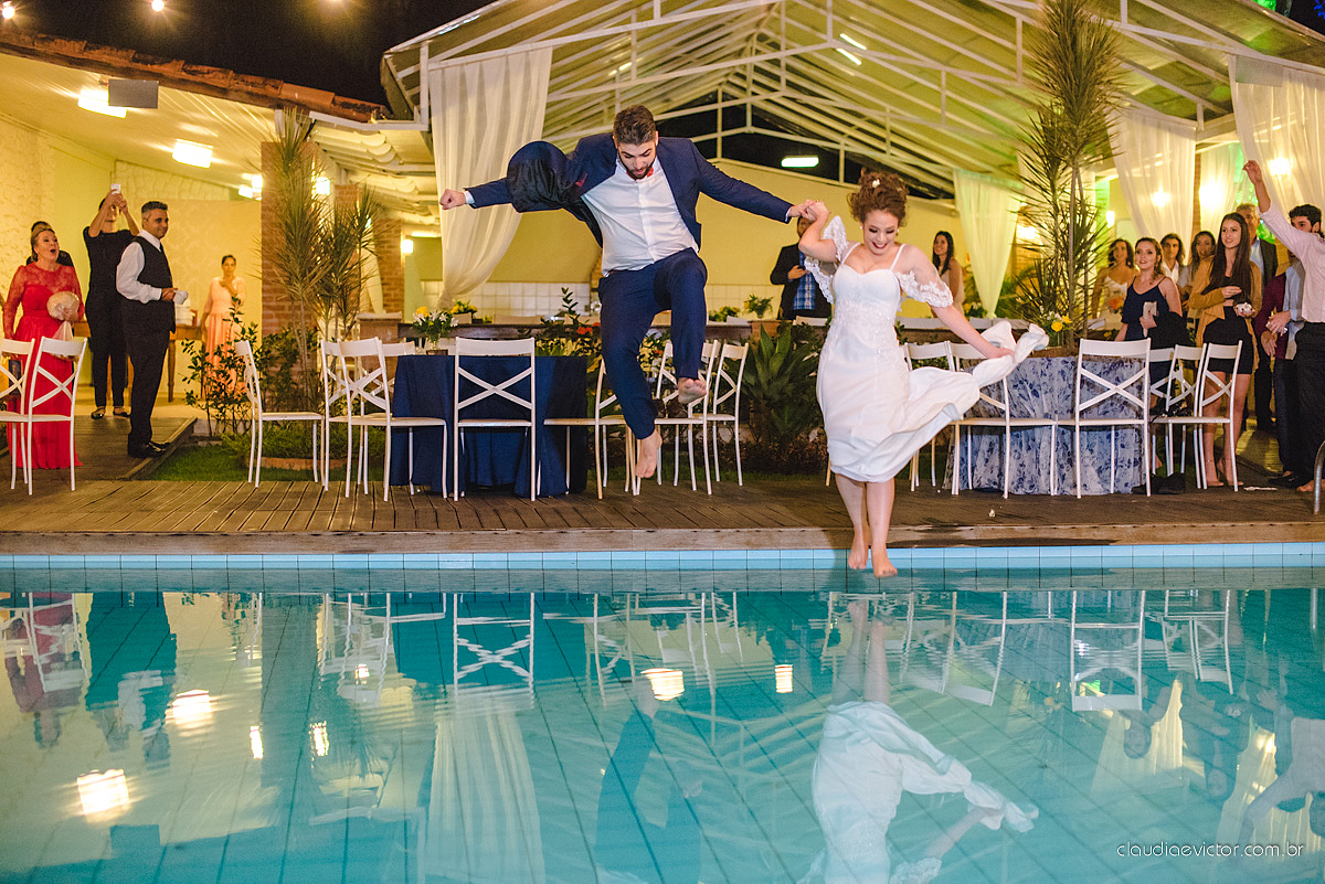 Lindo casamento realizado de dia num sítio com primeiro beijo vestido de noiva e noivo e noiva com pulo na piscina realizado por fotógrafos de casamento de Vila Velha fotógrafos de casamento de Vitória fotógrafos de casamento de Serra espirito santo ES