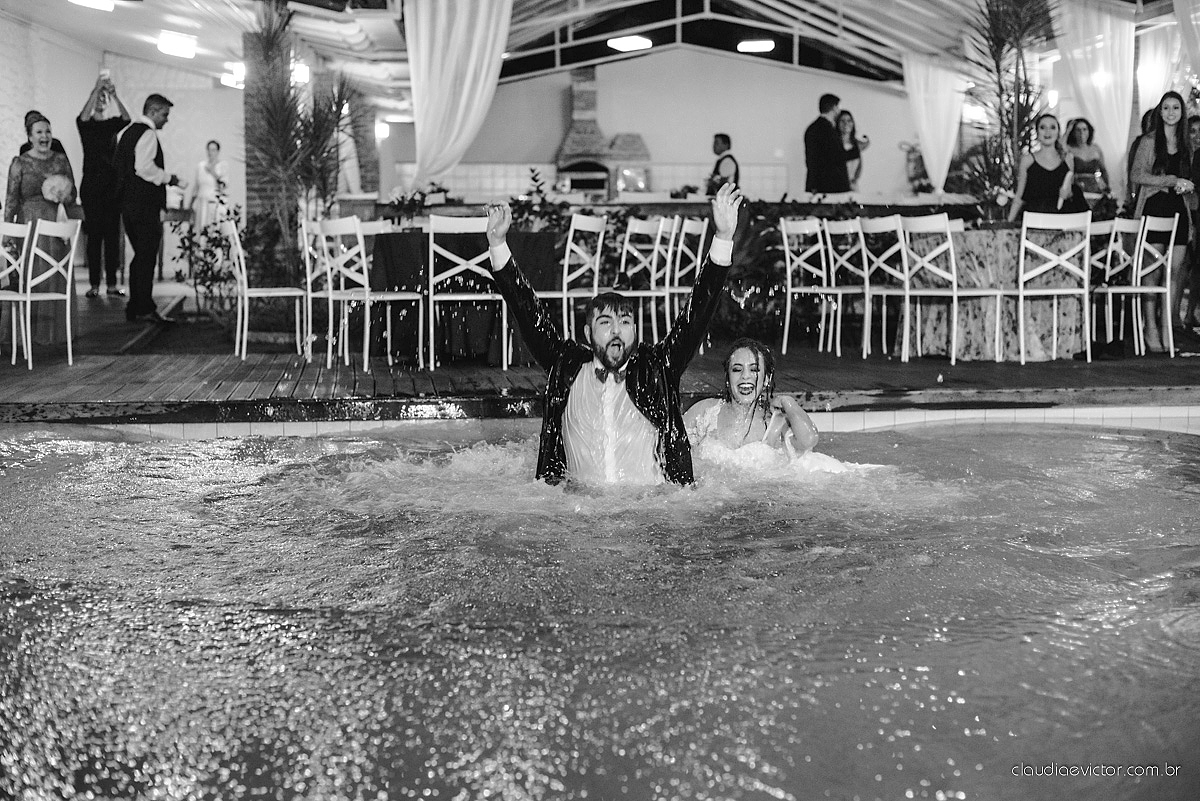 Lindo casamento realizado de dia num sítio com primeiro beijo vestido de noiva e noivo e noiva com pulo na piscina realizado por fotógrafos de casamento de Vila Velha fotógrafos de casamento de Vitória fotógrafos de casamento de Serra espirito santo ES