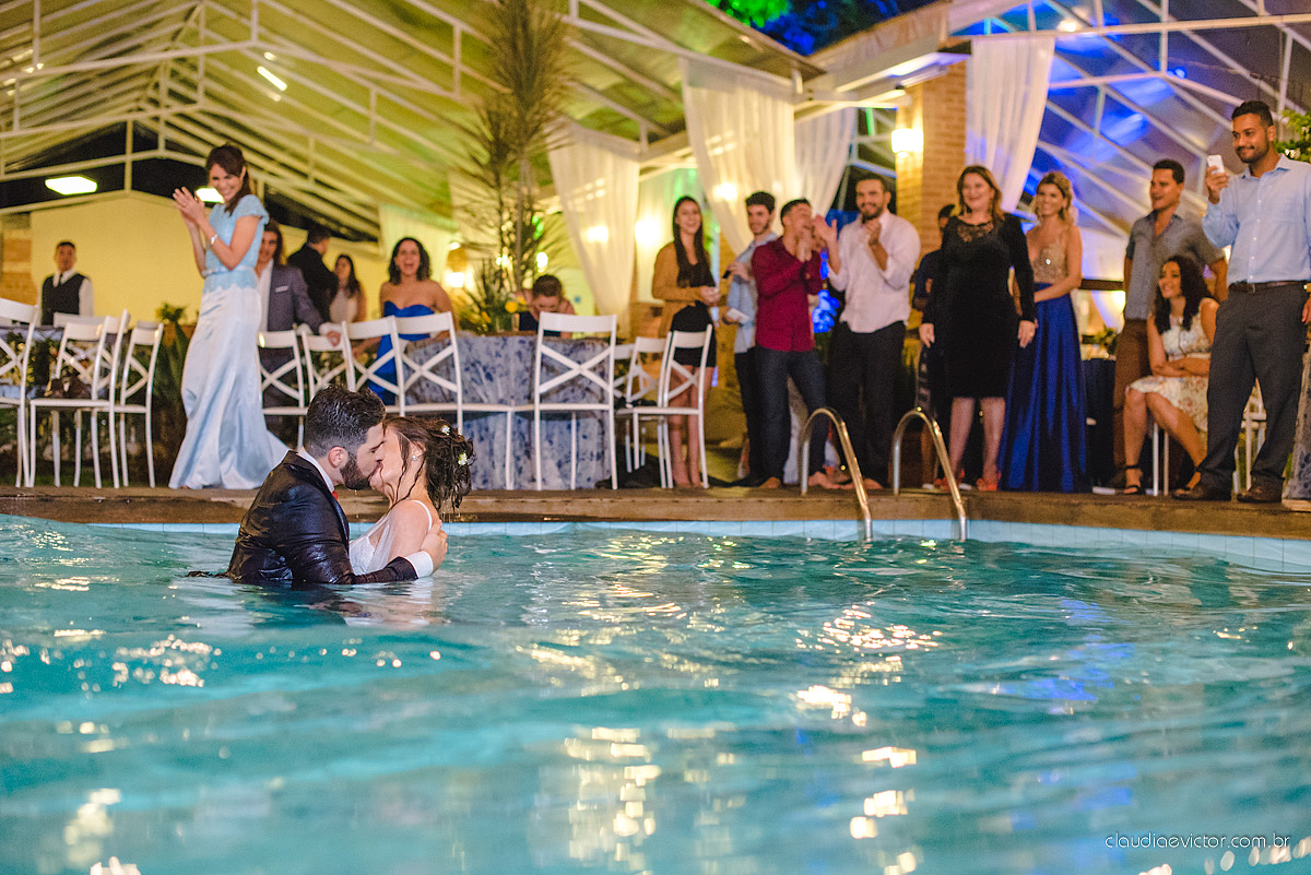 Lindo casamento realizado de dia num sítio com primeiro beijo vestido de noiva e noivo e noiva com pulo na piscina realizado por fotógrafos de casamento de Vila Velha fotógrafos de casamento de Vitória fotógrafos de casamento de Serra espirito santo ES