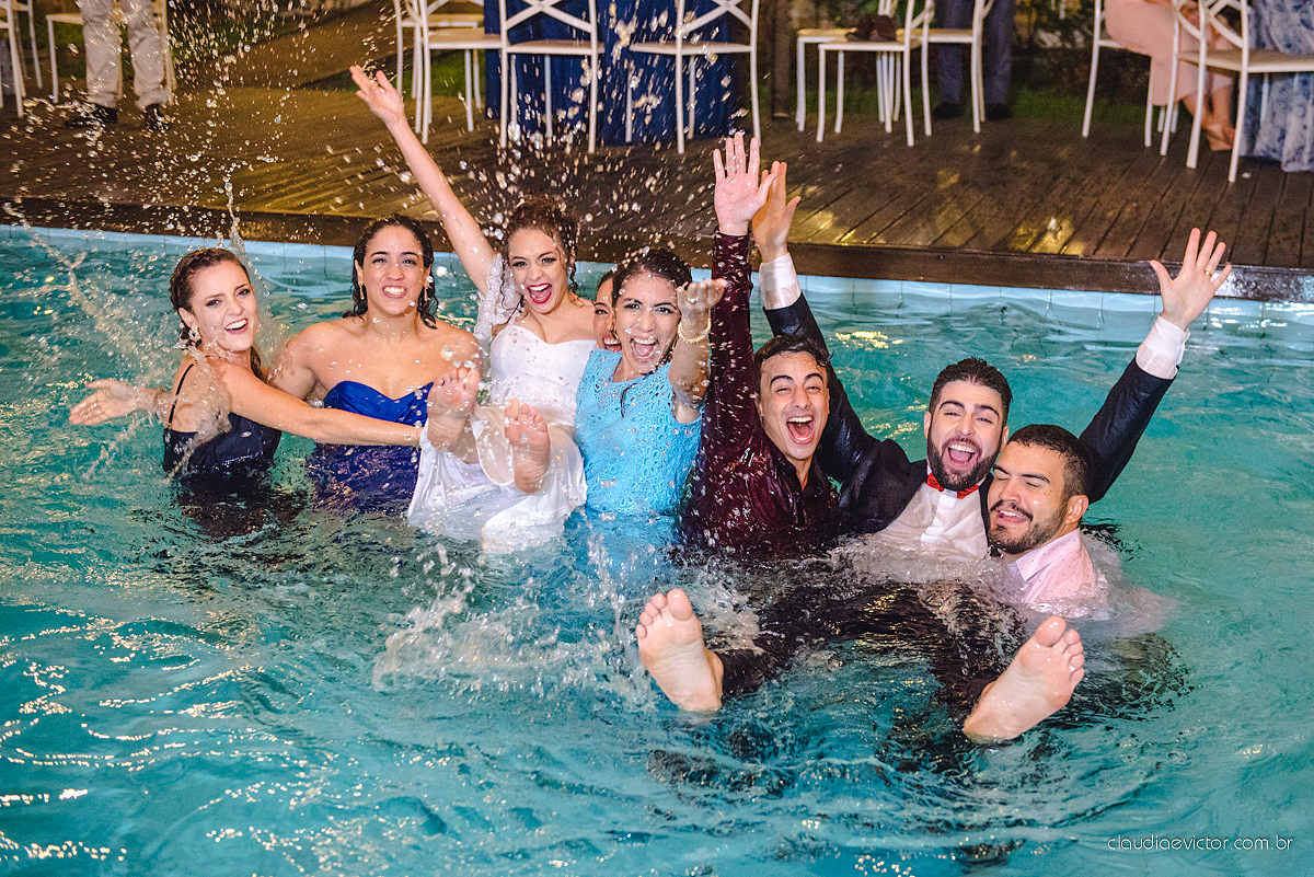 Lindo casamento realizado de dia num sítio com primeiro beijo vestido de noiva e noivo e noiva com pulo na piscina realizado por fotógrafos de casamento de Vila Velha fotógrafos de casamento de Vitória fotógrafos de casamento de Serra espirito santo ES