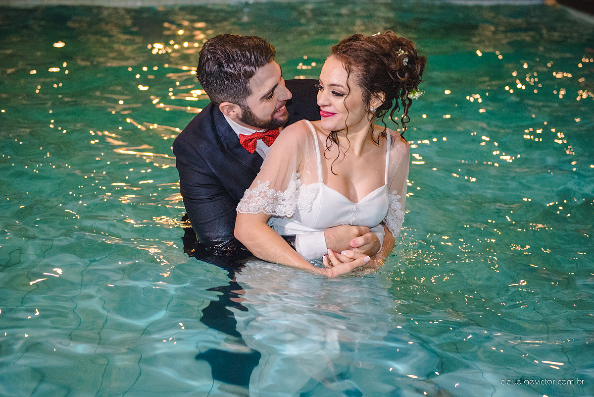Lindo casamento realizado de dia num sítio com primeiro beijo vestido de noiva e noivo e noiva com pulo na piscina realizado por fotógrafos de casamento de Vila Velha fotógrafos de casamento de Vitória fotógrafos de casamento de Serra espirito santo ES