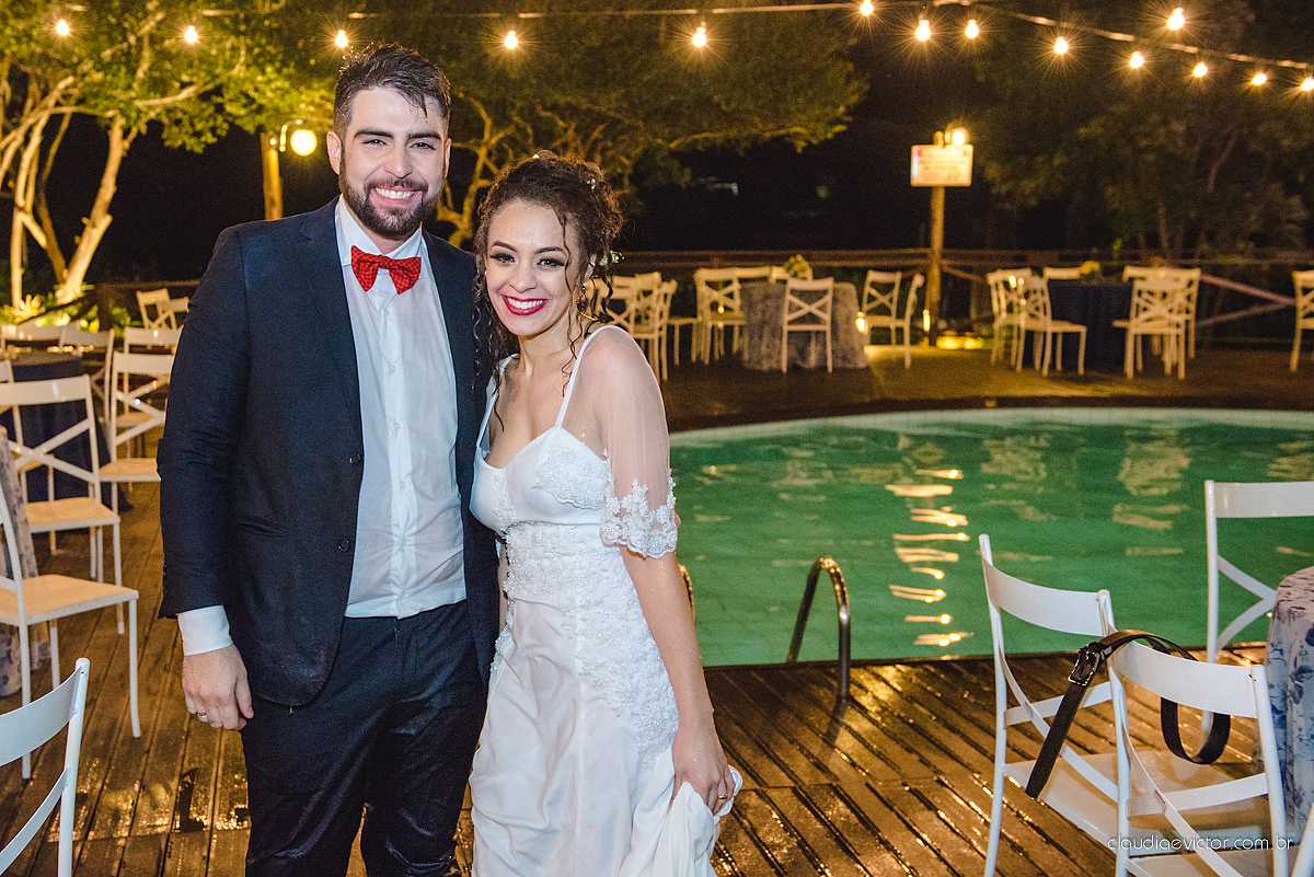 Lindo casamento realizado de dia num sítio com primeiro beijo vestido de noiva e noivo e noiva com pulo na piscina realizado por fotógrafos de casamento de Vila Velha fotógrafos de casamento de Vitória fotógrafos de casamento de Serra espirito santo ES