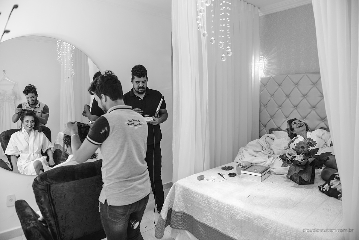 Lindo casamento realizado de dia num sítio com primeiro beijo vestido de noiva e noivo e noiva com pulo na piscina realizado por fotógrafos de casamento de Vila Velha fotógrafos de casamento de Vitória fotógrafos de casamento de Serra espirito santo ES