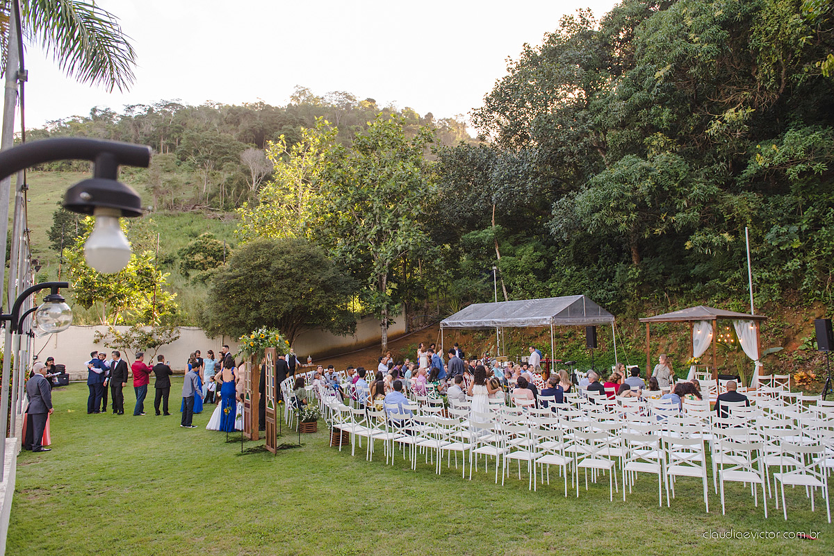 Lindo casamento realizado de dia num sítio com primeiro beijo vestido de noiva e noivo e noiva com pulo na piscina realizado por fotógrafos de casamento de Vila Velha fotógrafos de casamento de Vitória fotógrafos de casamento de Serra espirito santo ES