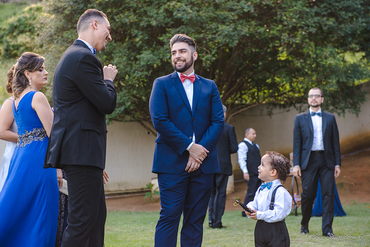 Lindo casamento realizado de dia num sítio com primeiro beijo vestido de noiva e noivo e noiva com pulo na piscina realizado por fotógrafos de casamento de Vila Velha fotógrafos de casamento de Vitória fotógrafos de casamento de Serra espirito santo ES