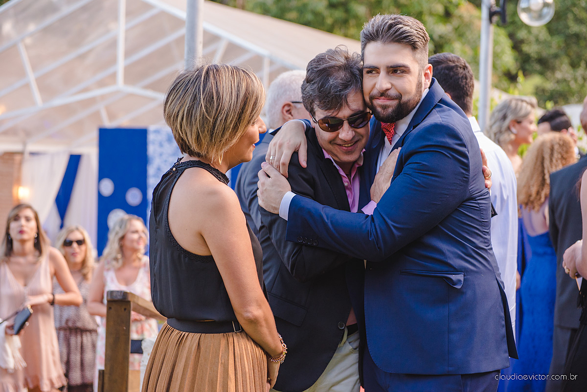 Lindo casamento realizado de dia num sítio com primeiro beijo vestido de noiva e noivo e noiva com pulo na piscina realizado por fotógrafos de casamento de Vila Velha fotógrafos de casamento de Vitória fotógrafos de casamento de Serra espirito santo ES