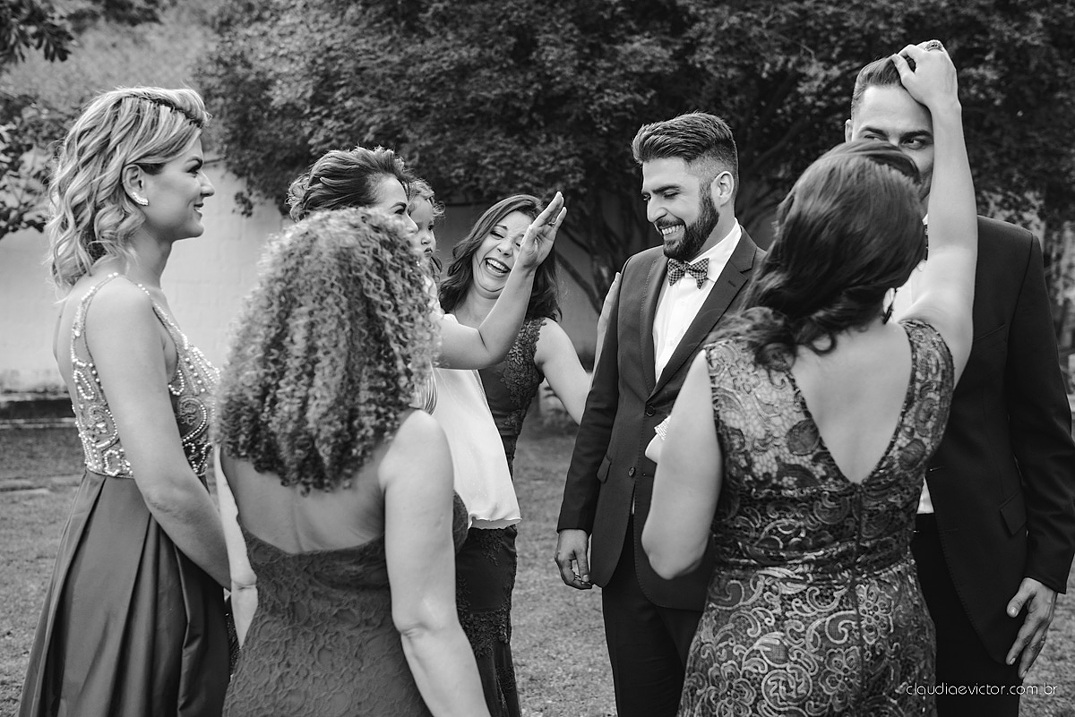 Lindo casamento realizado de dia num sítio com primeiro beijo vestido de noiva e noivo e noiva com pulo na piscina realizado por fotógrafos de casamento de Vila Velha fotógrafos de casamento de Vitória fotógrafos de casamento de Serra espirito santo ES