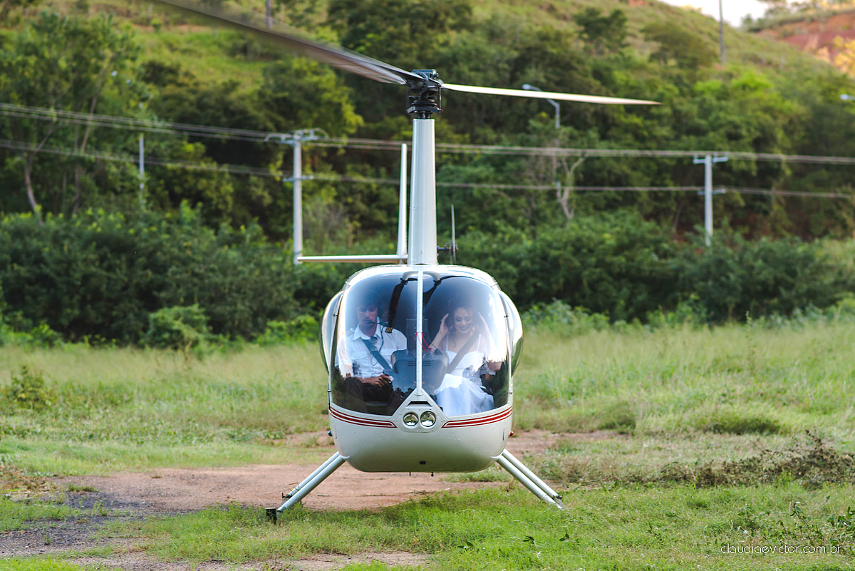 Lindo casamento realizado de dia num sítio com primeiro beijo vestido de noiva e noivo e noiva com pulo na piscina realizado por fotógrafos de casamento de Vila Velha fotógrafos de casamento de Vitória fotógrafos de casamento de Serra espirito santo ES