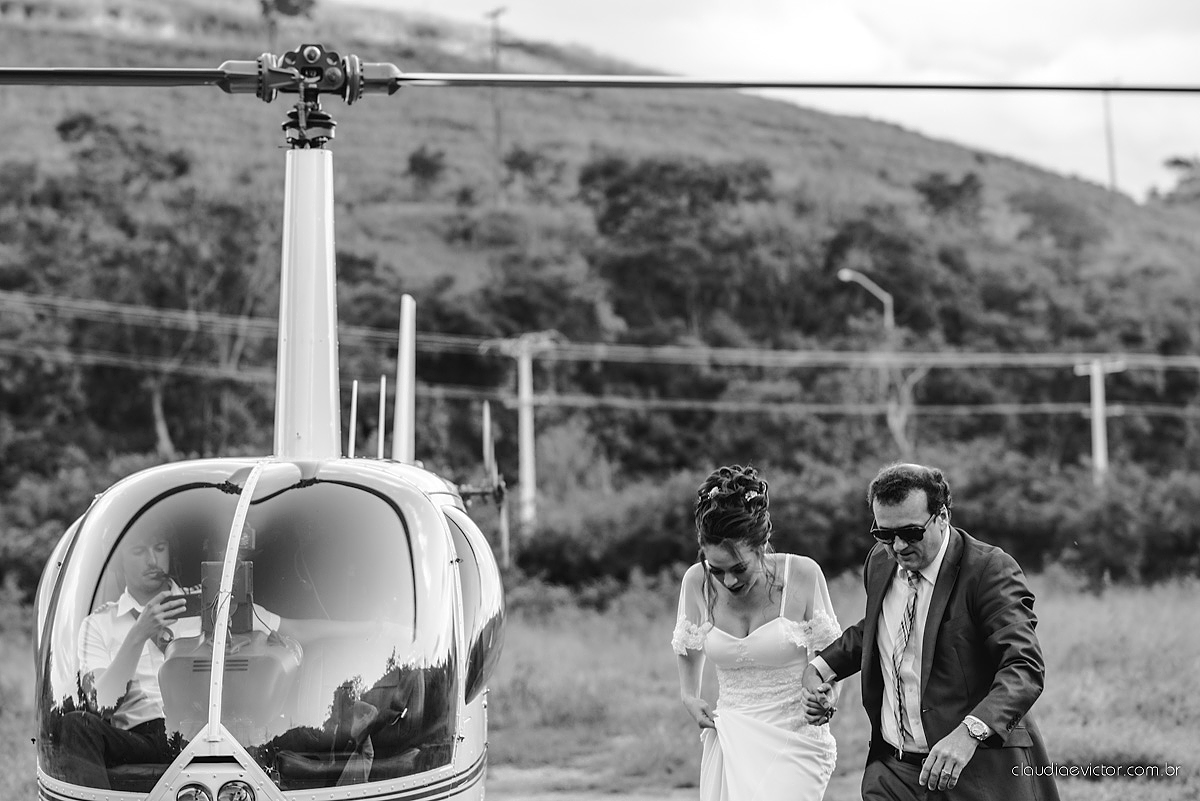 Lindo casamento realizado de dia num sítio com primeiro beijo vestido de noiva e noivo e noiva com pulo na piscina realizado por fotógrafos de casamento de Vila Velha fotógrafos de casamento de Vitória fotógrafos de casamento de Serra espirito santo ES