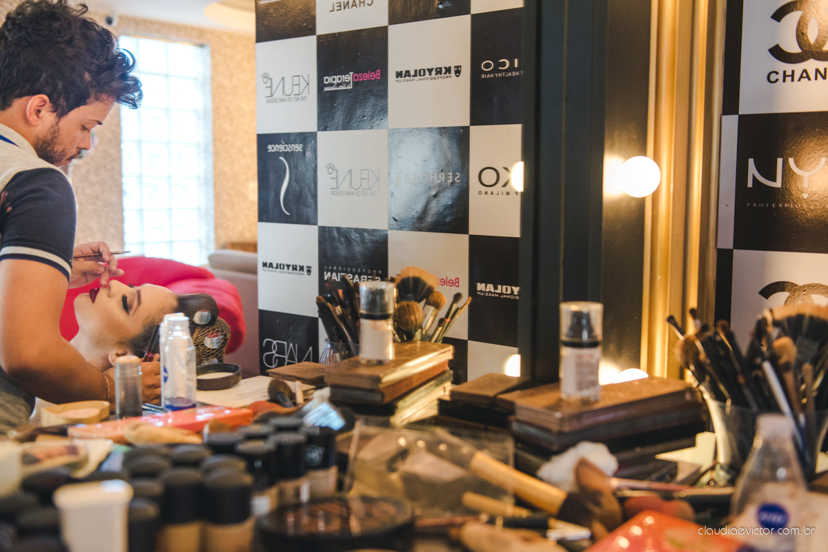 Lindo casamento realizado de dia num sítio com primeiro beijo vestido de noiva e noivo e noiva com pulo na piscina realizado por fotógrafos de casamento de Vila Velha fotógrafos de casamento de Vitória fotógrafos de casamento de Serra espirito santo ES