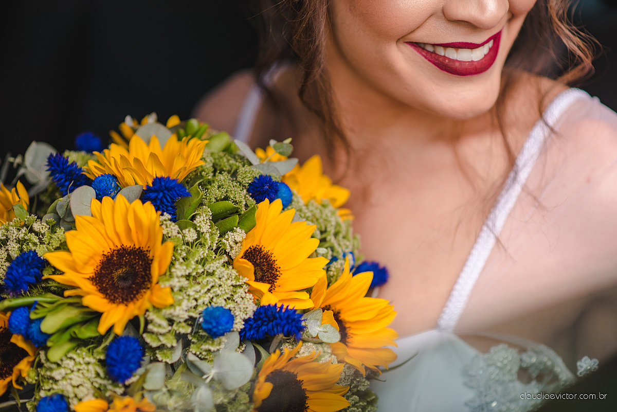 Lindo casamento realizado de dia num sítio com primeiro beijo vestido de noiva e noivo e noiva com pulo na piscina realizado por fotógrafos de casamento de Vila Velha fotógrafos de casamento de Vitória fotógrafos de casamento de Serra espirito santo ES