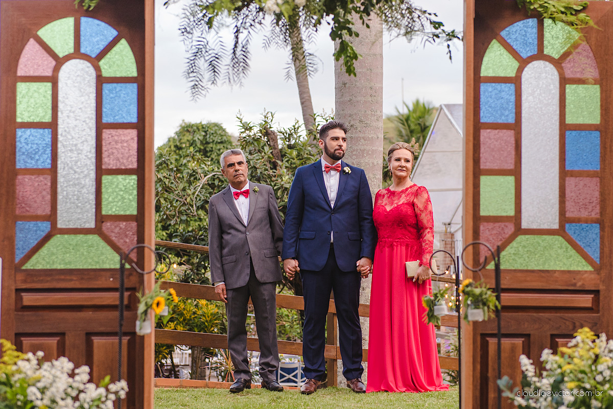 Lindo casamento realizado de dia num sítio com primeiro beijo vestido de noiva e noivo e noiva com pulo na piscina realizado por fotógrafos de casamento de Vila Velha fotógrafos de casamento de Vitória fotógrafos de casamento de Serra espirito santo ES