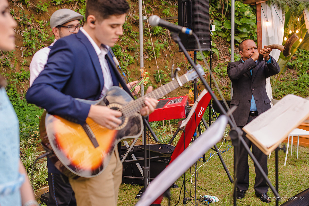 Lindo casamento realizado de dia num sítio com primeiro beijo vestido de noiva e noivo e noiva com pulo na piscina realizado por fotógrafos de casamento de Vila Velha fotógrafos de casamento de Vitória fotógrafos de casamento de Serra espirito santo ES