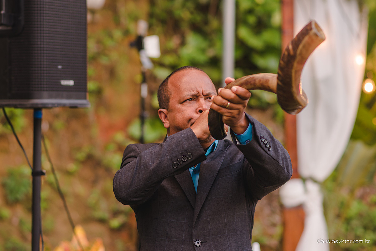 Lindo casamento realizado de dia num sítio com primeiro beijo vestido de noiva e noivo e noiva com pulo na piscina realizado por fotógrafos de casamento de Vila Velha fotógrafos de casamento de Vitória fotógrafos de casamento de Serra espirito santo ES