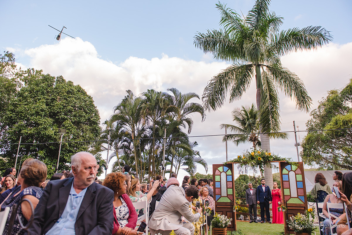 Lindo casamento realizado de dia num sítio com primeiro beijo vestido de noiva e noivo e noiva com pulo na piscina realizado por fotógrafos de casamento de Vila Velha fotógrafos de casamento de Vitória fotógrafos de casamento de Serra espirito santo ES