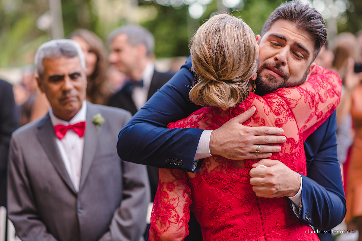 Lindo casamento realizado de dia num sítio com primeiro beijo vestido de noiva e noivo e noiva com pulo na piscina realizado por fotógrafos de casamento de Vila Velha fotógrafos de casamento de Vitória fotógrafos de casamento de Serra espirito santo ES
