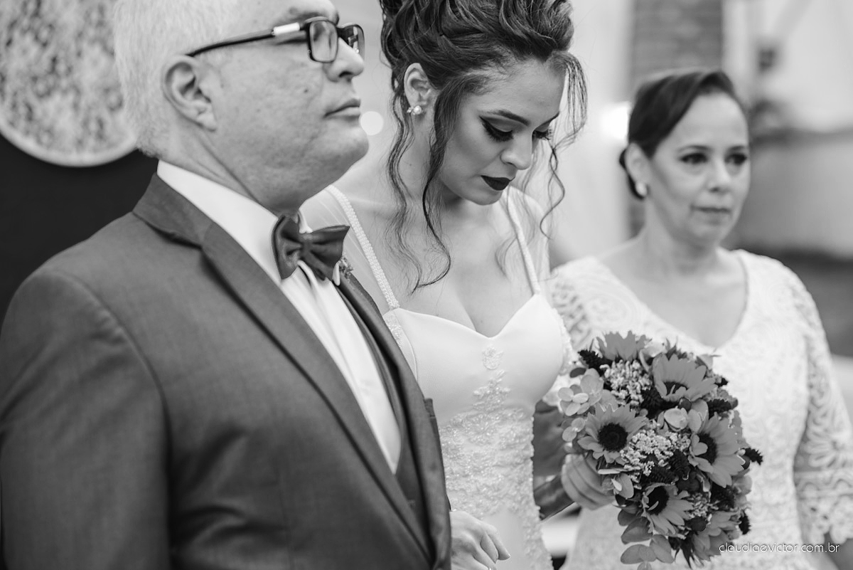 Lindo casamento realizado de dia num sítio com primeiro beijo vestido de noiva e noivo e noiva com pulo na piscina realizado por fotógrafos de casamento de Vila Velha fotógrafos de casamento de Vitória fotógrafos de casamento de Serra espirito santo ES
