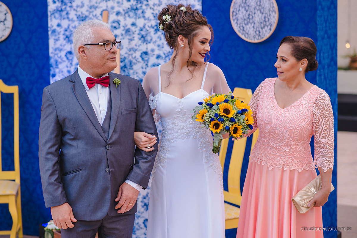 Lindo casamento realizado de dia num sítio com primeiro beijo vestido de noiva e noivo e noiva com pulo na piscina realizado por fotógrafos de casamento de Vila Velha fotógrafos de casamento de Vitória fotógrafos de casamento de Serra espirito santo ES